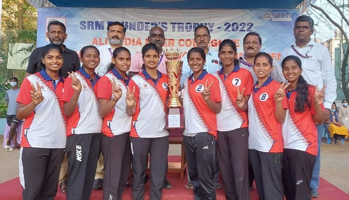 The women’s team of Alva’s Education Foundation, Moodbidri, won the SRM Founders’ Cup at the All India Inter-Collegiate Ball Badminton Tournament.