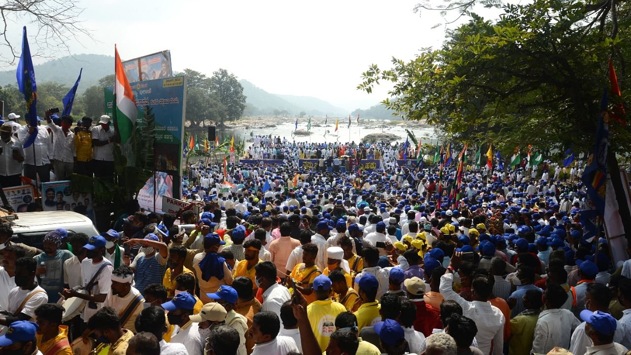 A file picture of the huge crowd at the launch of Mekedatu padayatra at Sangama in Ramanagara district. Credit: DH Photo