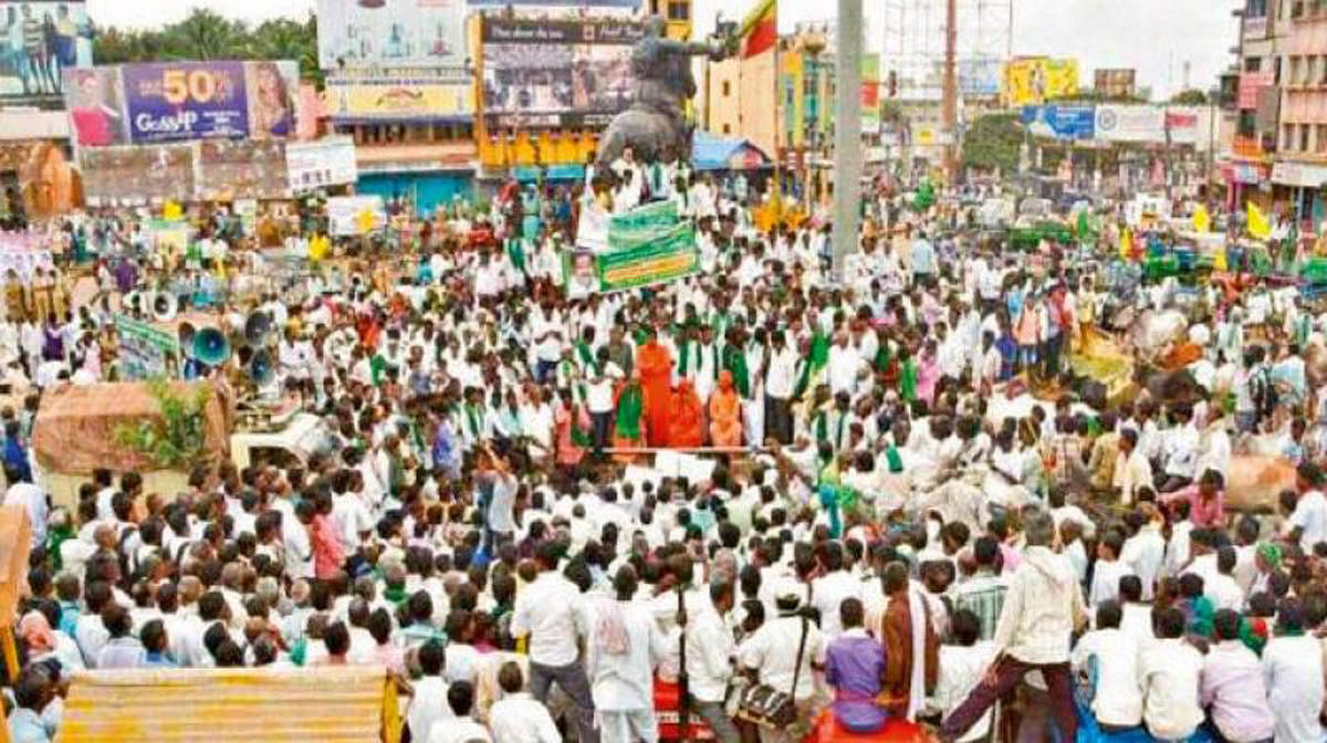 Farmers stage a huge protest in Hubballi demanding the implementation of the Mahadayi project. DH File Photo