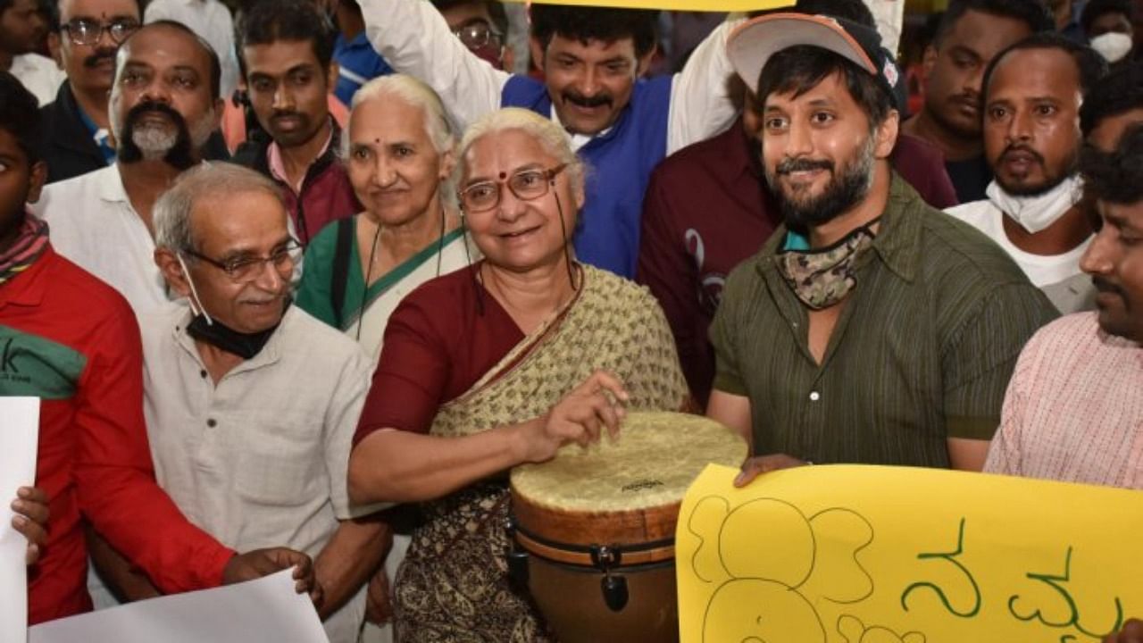 Social activist Medha Patkar drums up support for 'Mekedatu Para, Anekattu Viruddha' campaign in Bengaluru on Friday. Actor-activist Chetan Ahimsa, former minister B T Lalitha Naik and others are seen. Credit: DH Photo