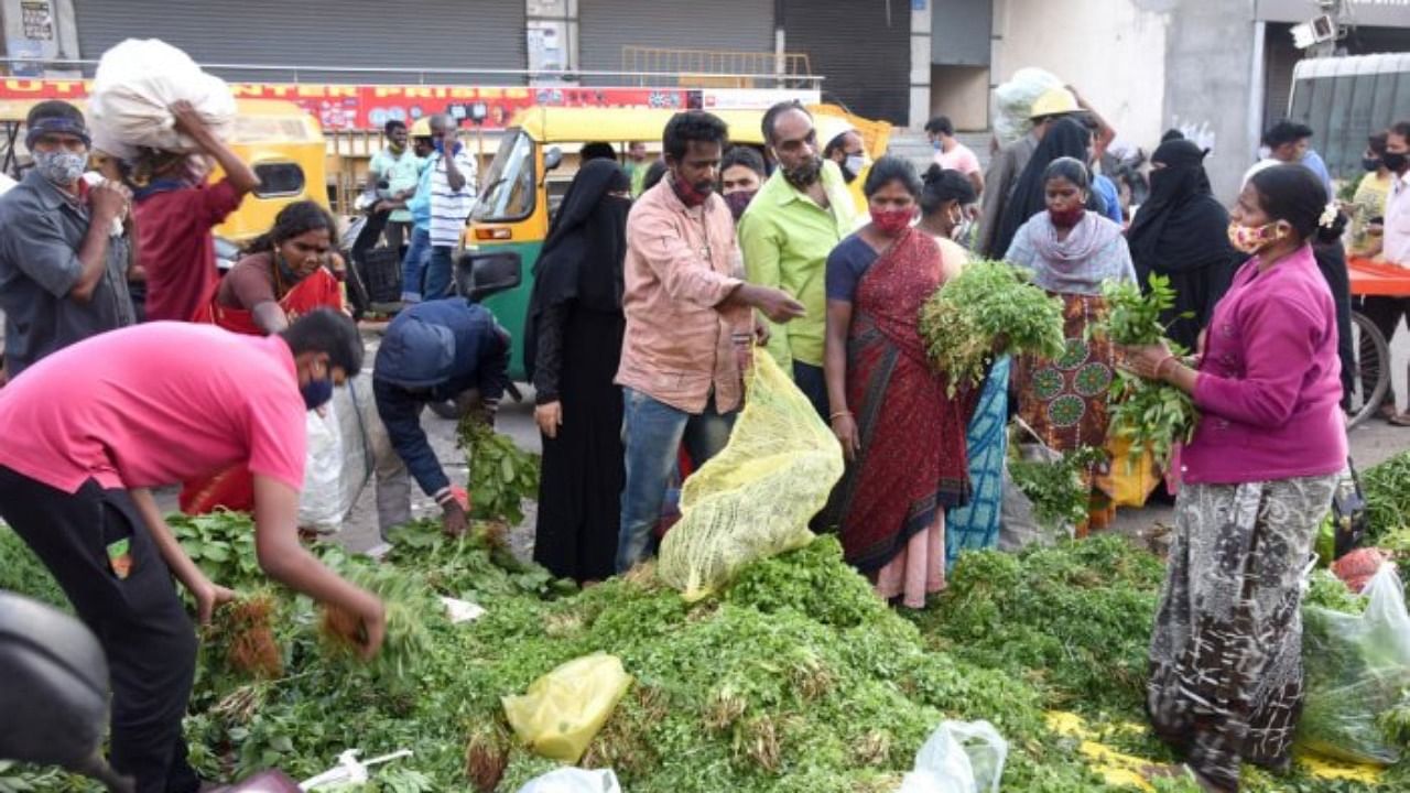 Vendors at at Kalasipalya Market. Credit: DH File Photo