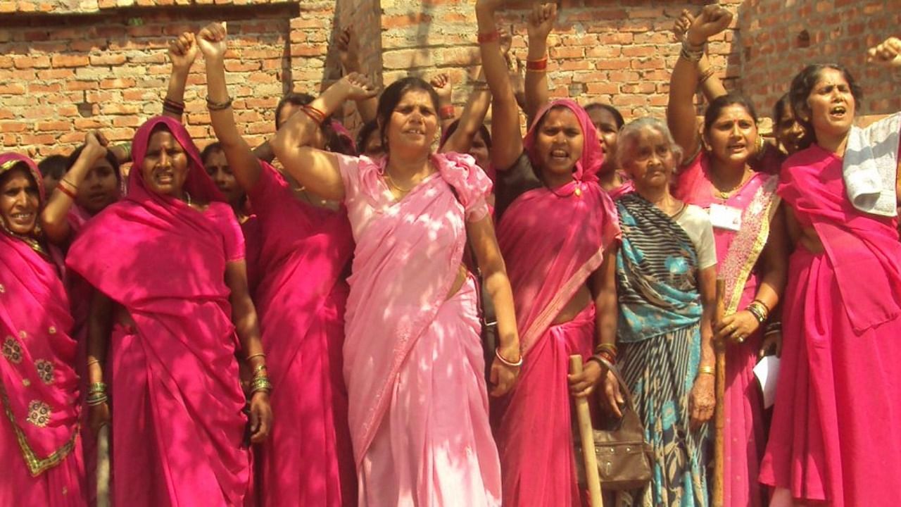 Sampat Pal and Gulabi Gang. Credit: Twitter/@SampatPal