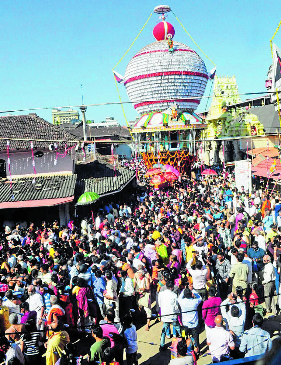 The Covid-19 protocols went for a toss during the Rathotsava in Udupi. DH Photo