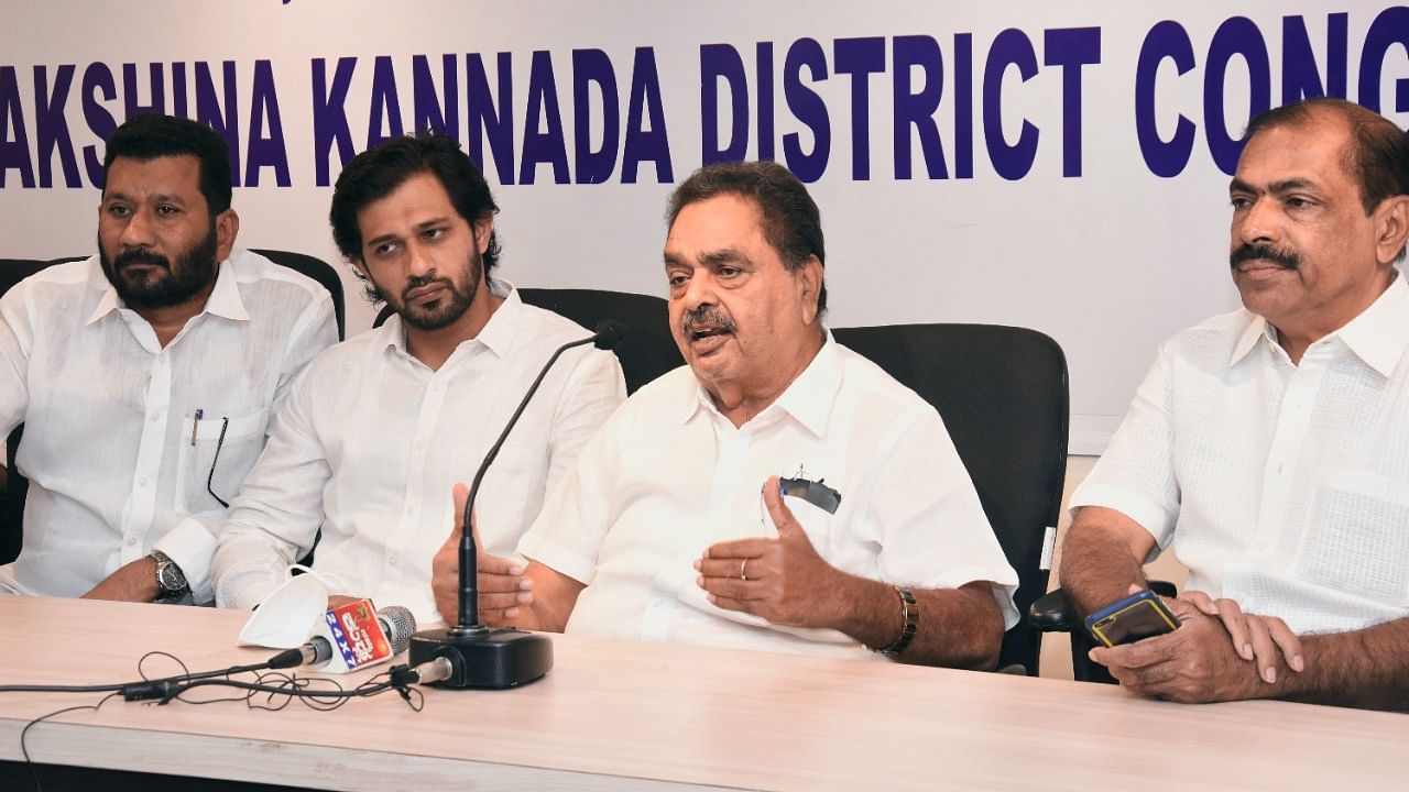 Former minister  and Congress leader B Ramanath Rai (C). Credit: DH Photo