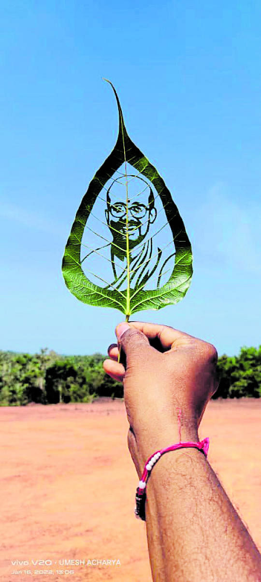 Udupi artist Mahesh has drawn the portrait of Krishnapura Mutt seer Vidyasagara Theertha Swami on an Ashwatha tree (Ficus religiosa) leaf.