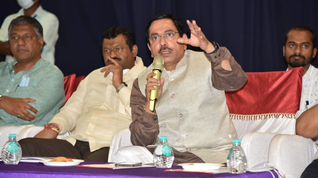 Union Minister Pralhad Joshi (C). Credit: DH File Photo