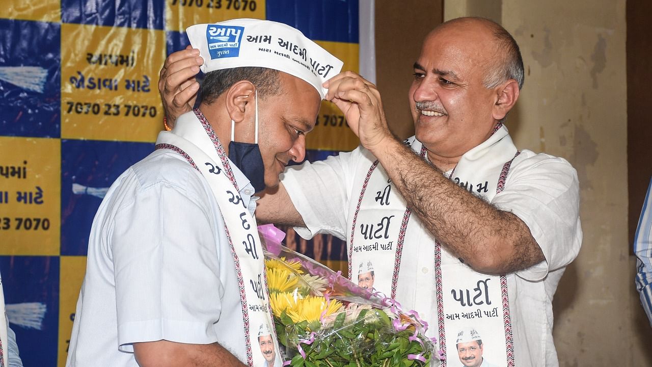 Businessman Mahesh Savani joins AAP in the presence of party leader and Delhi Deputy CM Manish Sisodia, in Surat. Credit: PTI File Photo