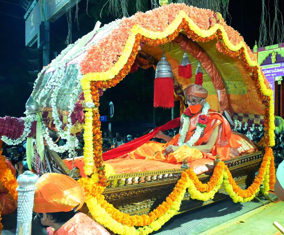 Vidyasagara Theertha Swami was taken in a palanquin during the Paryaya procession. DH photo