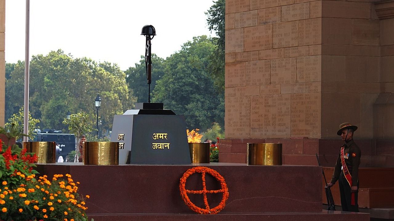 An official said the Amar Jawan Jyoti would be extinguished at 4 pm on Friday and the flame would be ceremonially merged with that in the Amar Chakra shortly thereafter. Credit: Wikimedia Commons
