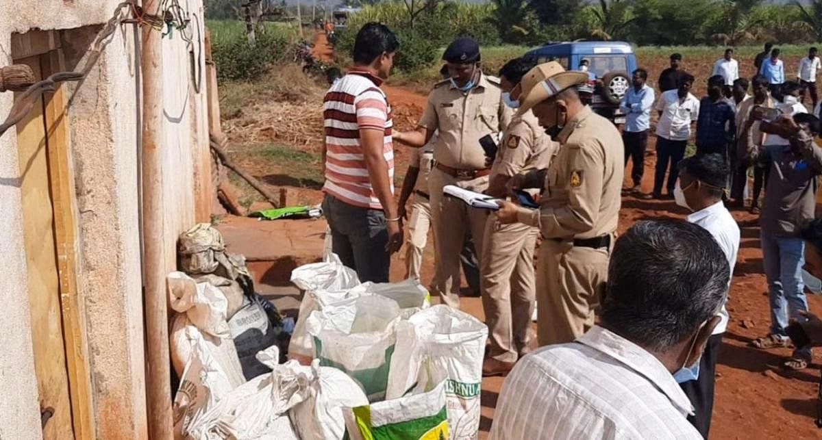 The Bagalkot police conduct a mahajar of seizure at a farmhouse near Honnakatti in the taluk on Thursday. The police had seized 250 kg of explosive during a raid in the morning. Credit: DH Photo