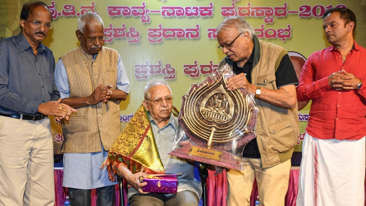 Siddalingaiah (centre) is among the 5 who were given Padma Awards in the state. Credit: DH file photo