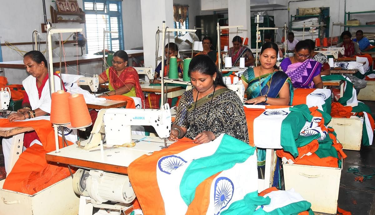 Women stitch national flags at the Karnataka Khadi Gramodyoga Samyukta Sangha in Hubballi. DH PHOTO/GURU HABIB