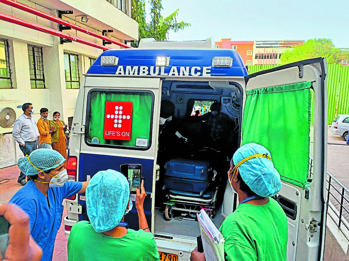 Health staffers place the box containing harvested organs inside an ambulance at Kasturba Hospital in Mangaluru to be transported to different hospitals.