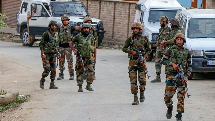Suspension of mobile phone and internet services on Republic Day and  Independence Day have been part of the security drill in the Valley since 2005. Credit: PTI Photo