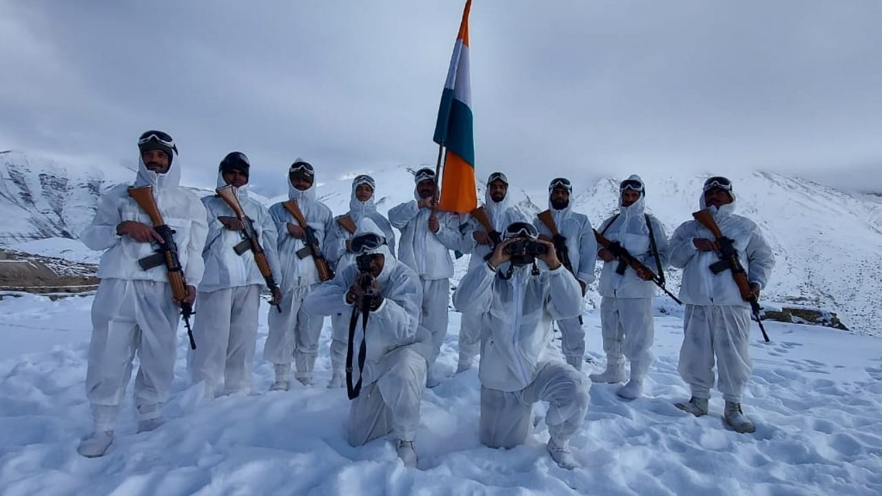 ITBP personnel hoist the tricolour at an altitude of 16,000 feet in Himachal Pradesh. Credit: Special Arrangement