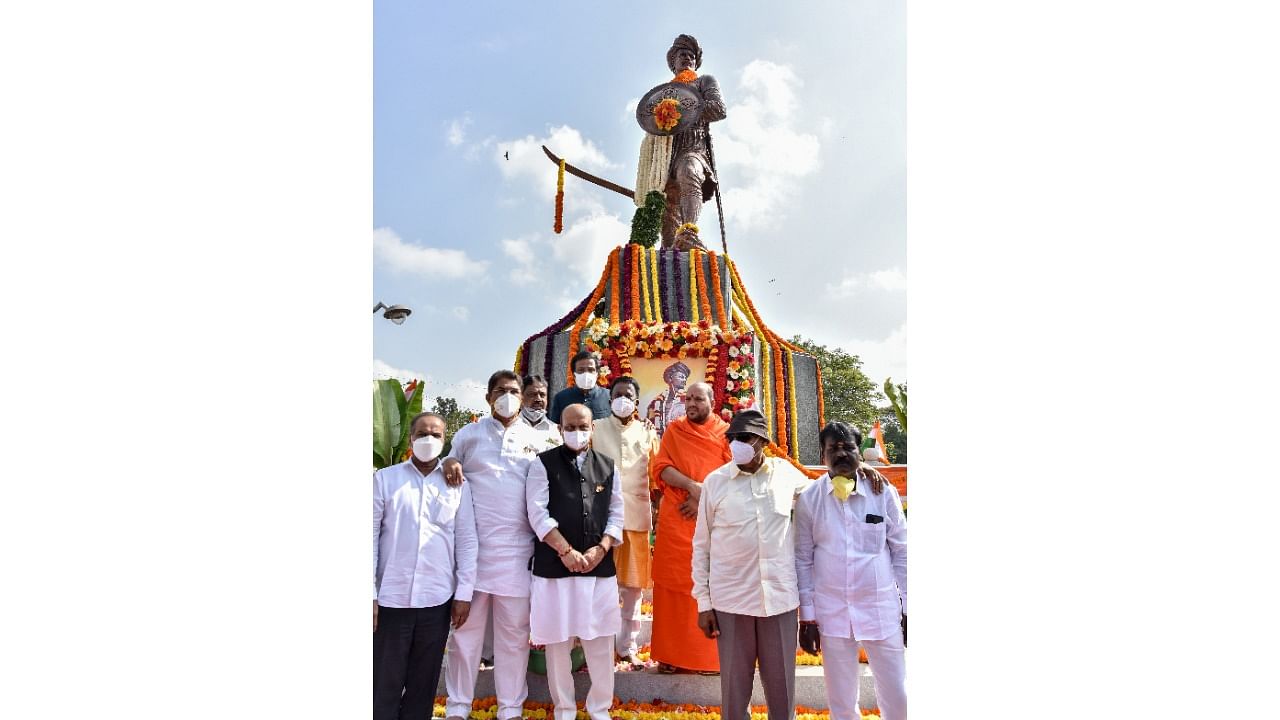 Chief Minister Basavaraj Bommai garlands the statue of freedom fighter Sangolli Rayanna on his 191st Remembrance Day in Bengaluru on Wednesday. Credit: DH Photo