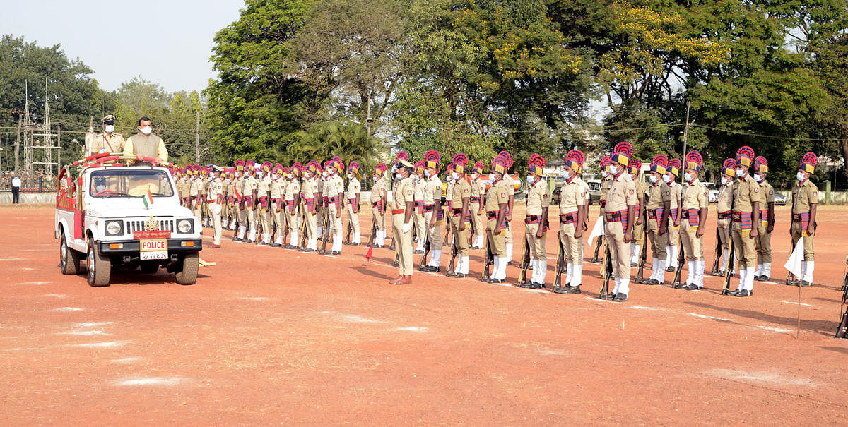 District In-charge Minister V Sunil Kumar receives the guard of honour from police personnel during the Republic Day celebrations at Nehru Maidan in Mangaluru. DH Photo