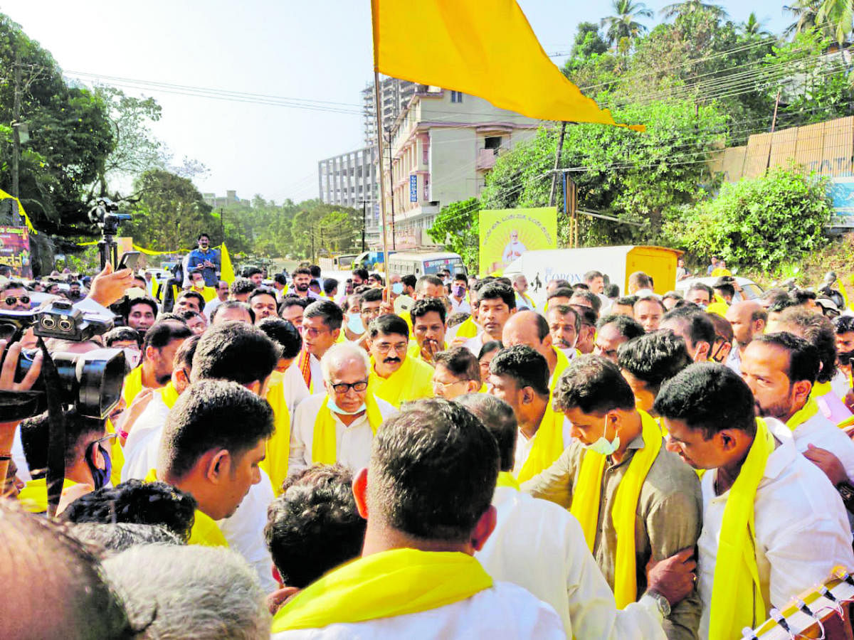 Veteran Congress leader Janardhana Poojary and others during the ‘Swabhimanada Nadige’ which was flagged off from Shri Bramha Baidarkala Kshetra Garodi in Kankanady. DH photo