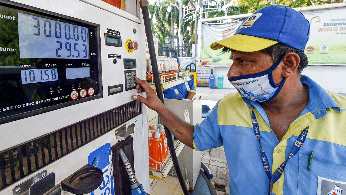 A pump attendant fills petrol in a car in Delhi. Credt: PTI Photo