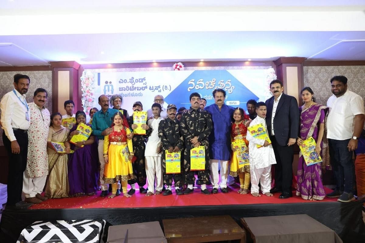 Dignitaries with the children of Saanidhya Residential School and Training Centre for the Mentally Challenged, who presented a programme titled ‘Amar Jawan’, in Mangaluru. 