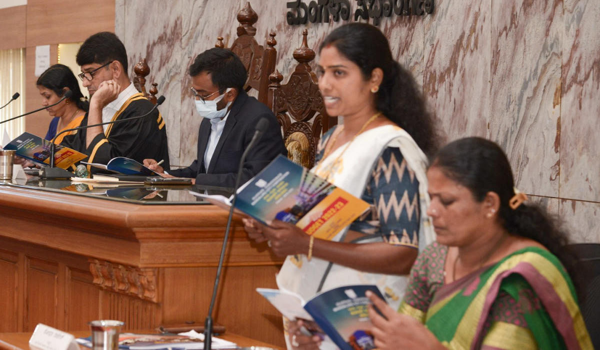 President of Taxation, Finance and Appeals Standing Committee Shobha Rajesh presents the budget for 2022-23 at the council hall of Mangaluru City Corporation on Friday. DH Photo