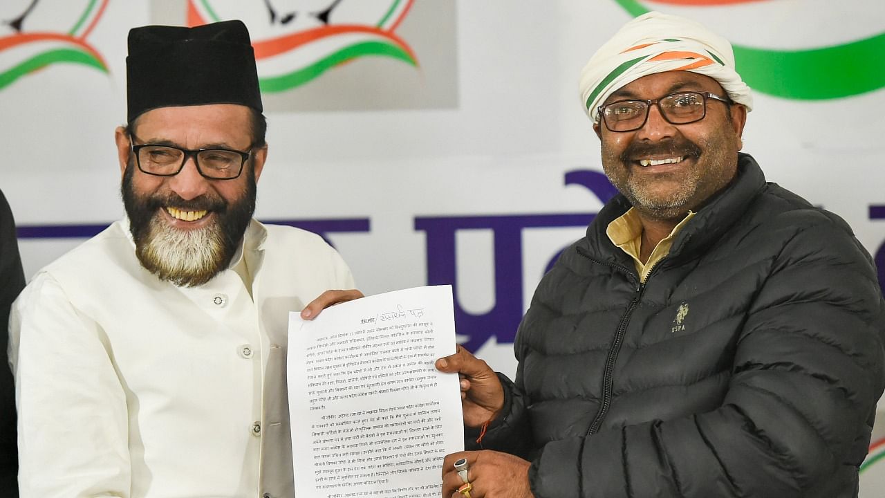 Ittehad-e-Millat Council chief Maulana Tauqeer Raza hands over a letter of support to UP Congress President Ajay Kumar Lallu. Credit: PTI Photo