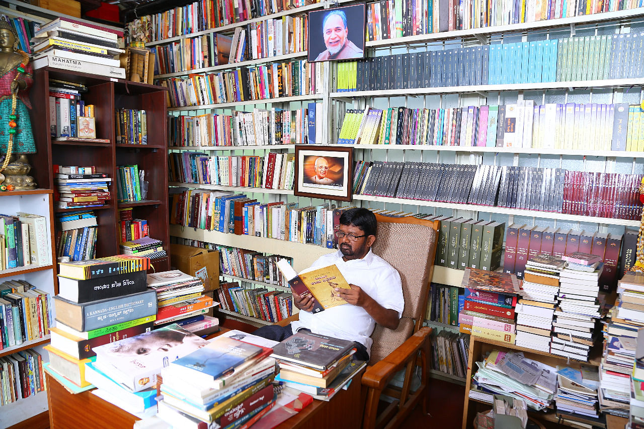 Siddalingaiah (1954-2021) at the library in his house in Rajarajeshwari Nagar. He was a voracious reader.