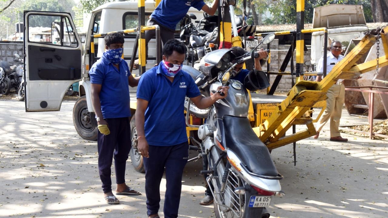 Towing vehicles parked in no parking area has been entrusted to private agencies on a contract basis in Bengaluru. Credit: DH file photo