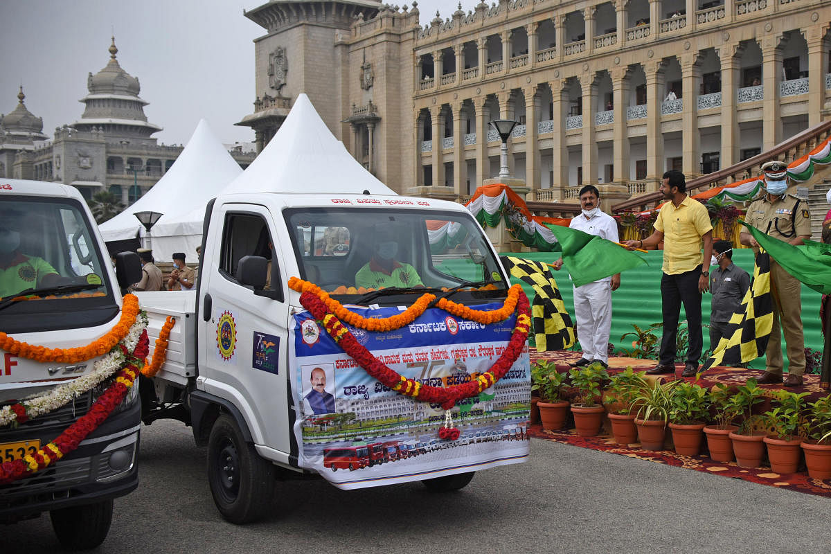 Home Minister Araga Jnanendra inducts new vehicles into Karnataka State Disaster Response Force (SDRF) in Bengaluru on Thursday. DH PHOTO/PUSHKAR V