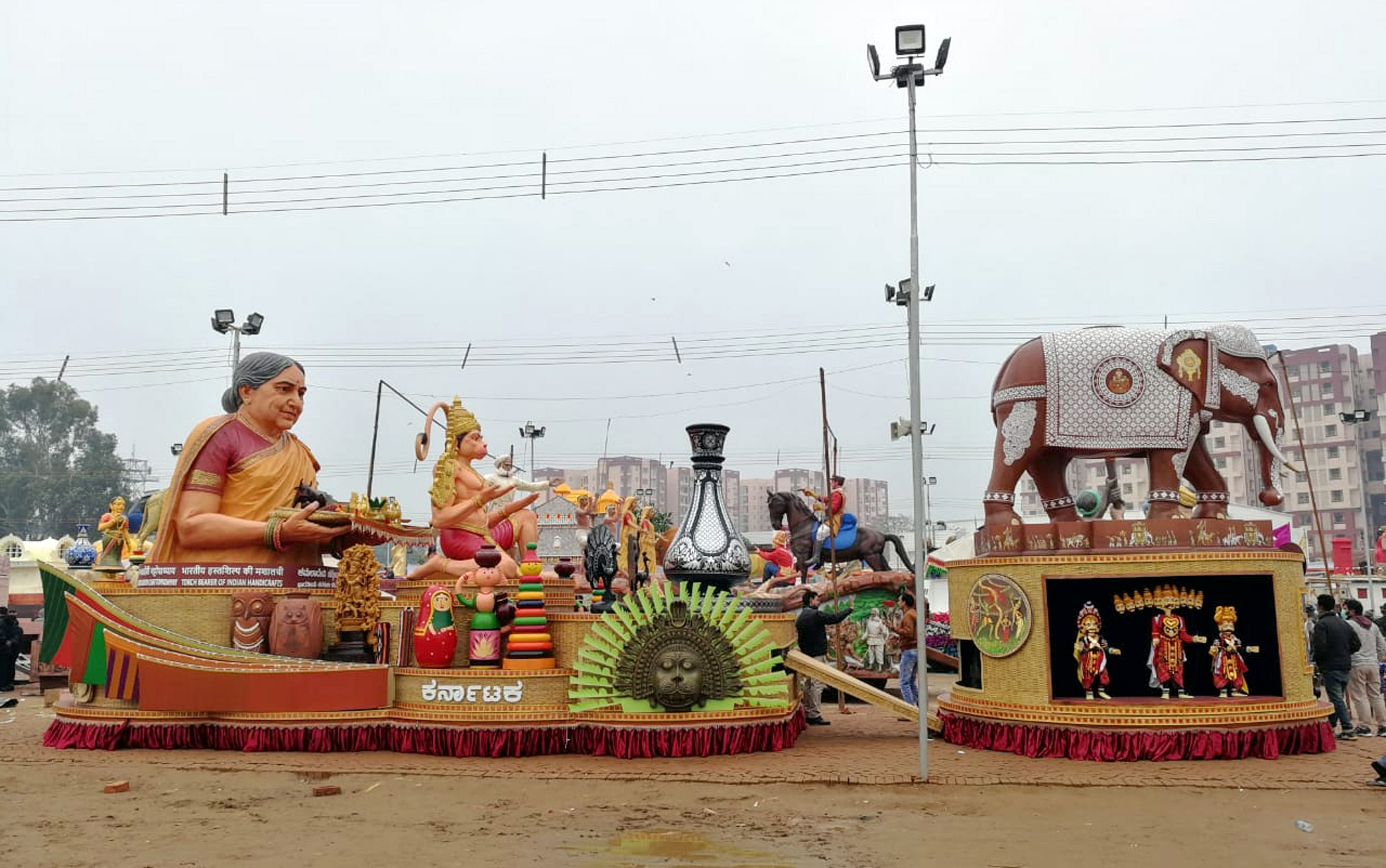 Karnataka state tableaux the cradle of traditional handicrafts is exhibit at Republic Day parade in New Delhi. Credit: DH Photo