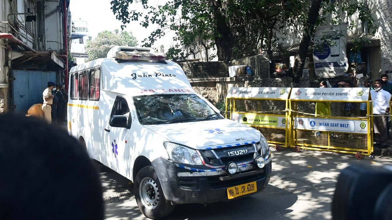 An ambulance carrying the body of Lata Mangeshkar, arrives at her home in Mumba. Credit: IANS Photo