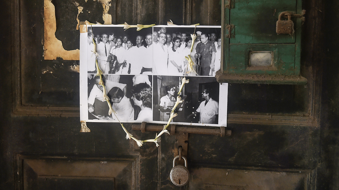 People garland the photos of Lata Mangeshkar to pay tribute to the veteran singer. Credit: PTI Photo