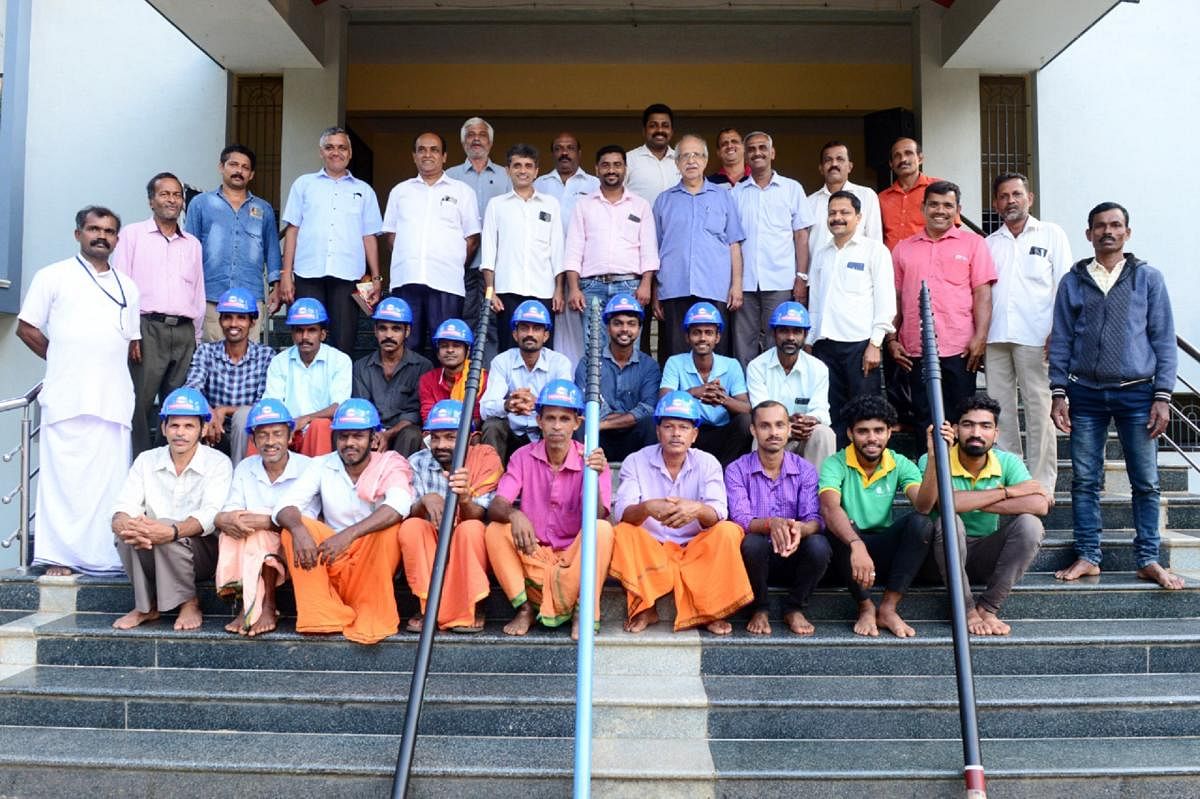 The third batch of participants who underwent training on harvesting arecanut bunches with arecanut carbon fibre pole at a workshop organised by the Primary Agricultural Credit Society in Puncha.
