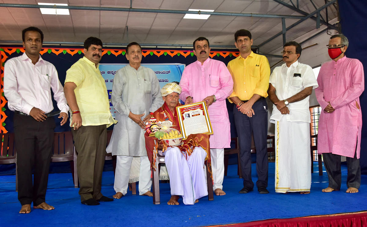 Padma Shri awardee Mahalinga Naik was felicitated by District In-charge Minister V Sunil Kumar, during a felicitation programme organised by the district administration, Zilla Panchayat and Kannada and Culture department at Sharada Vidyalaya in Mangaluru. DH Photo 