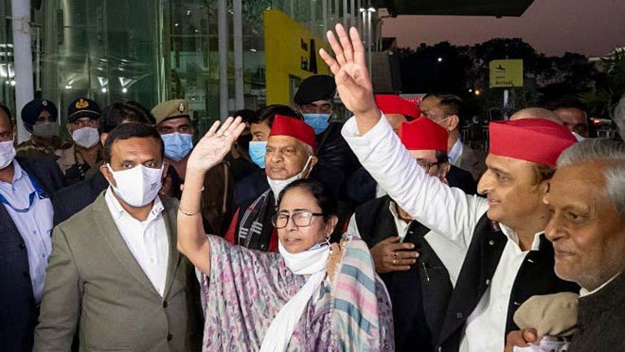West Bengal Chief Minister Mamata Banerjee being received by Samajwadi Party President Akhilesh Yadav. Credit: IANS Photo