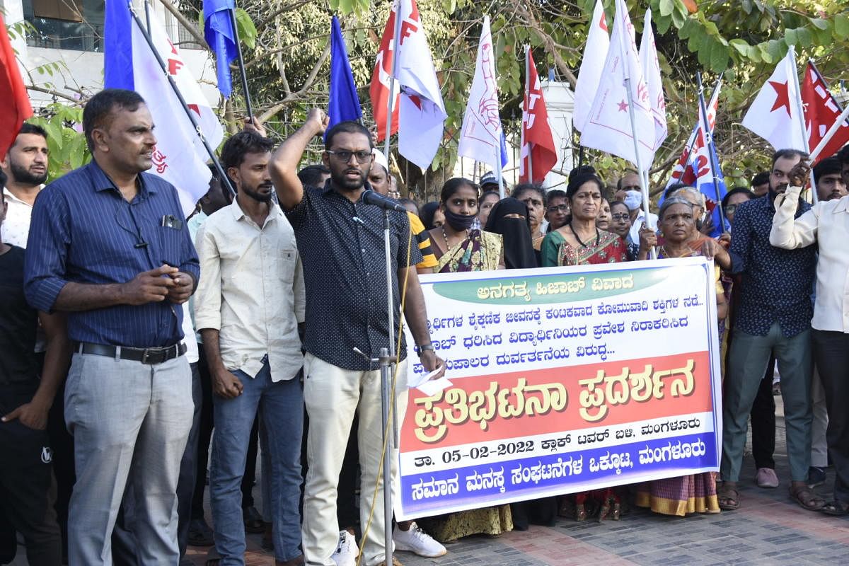 Members of Samana Manaska Sanghatanegala Okkuta stage a protest at Clock Tower in Mangaluru.