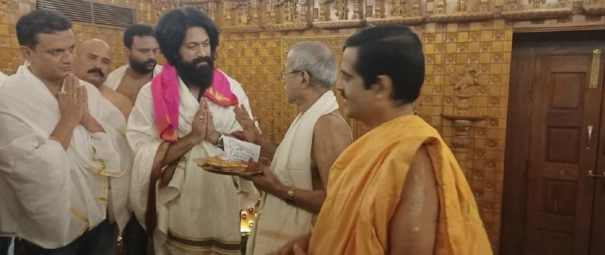 Actor Yash receives prasada at Krishna Mutt in Udupi.