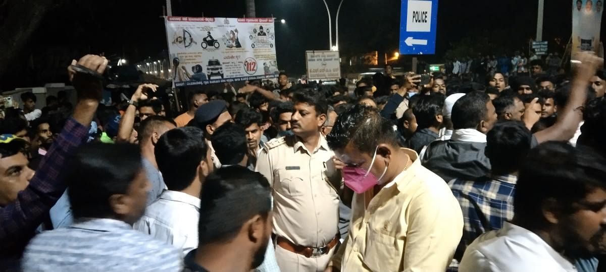 Circle police inspector Satish Kumar, sub inspector Sunil Kumar Teli told the agitating youths that  they would book a case against the man who posted offensive remarks against memorials and asked them to leave the spot. Credit: Special Arrangement