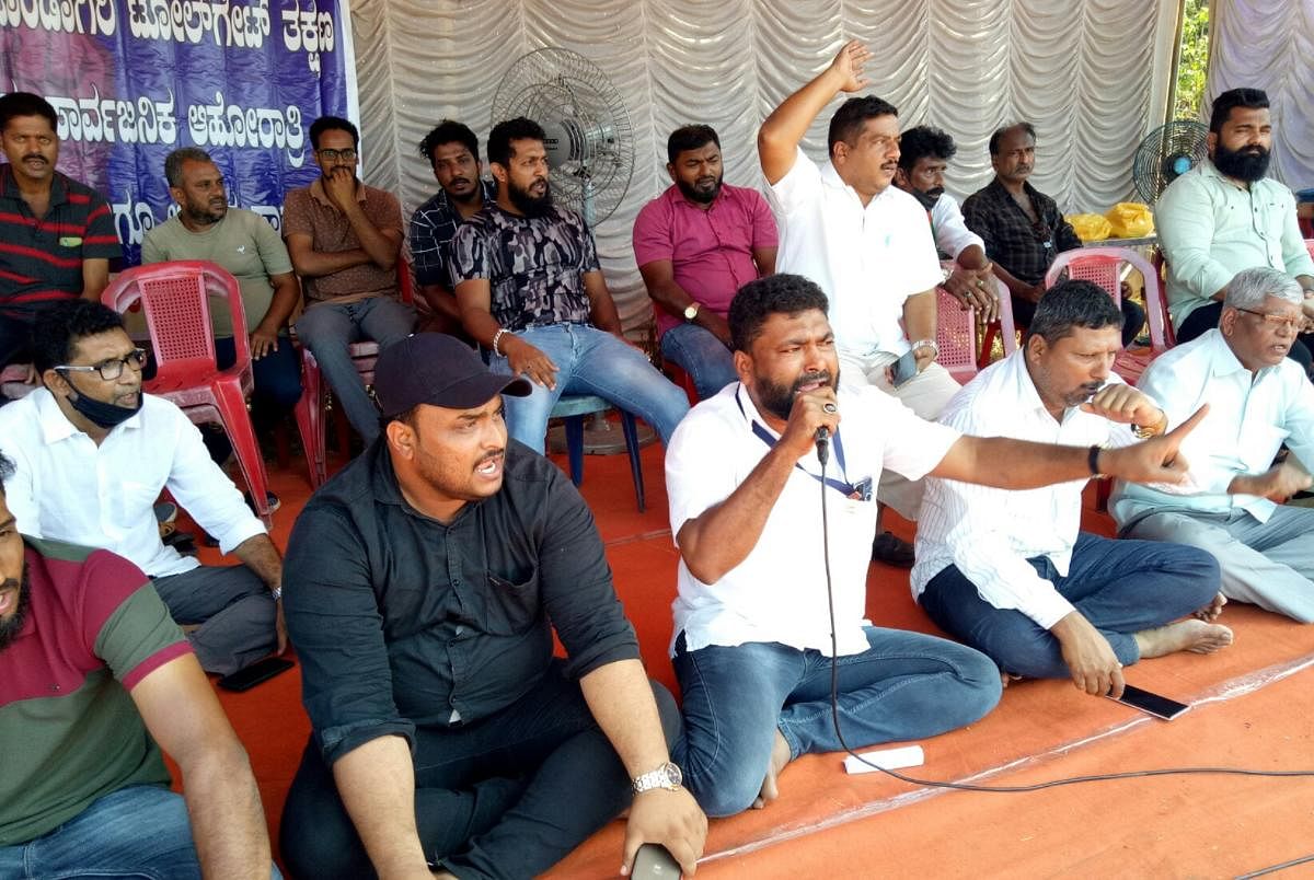 Social worker Asif Apathbhandava launched an agitation demanding the removal of an illegal toll plaza near NITK in Surathkal on Monday. DH Photo