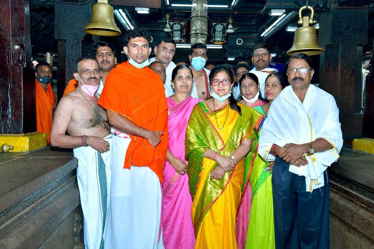 Muzrai Minister Shashikala Jolle visited Kukke Subrahmanya Temple and offered special puja. 