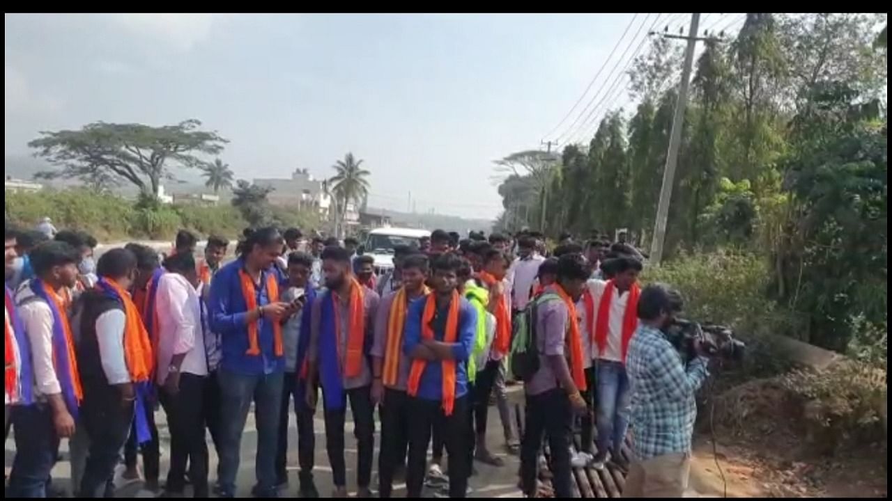 A screengrab from a video showing students of IDSG Government College in Chikkamagaluru donning saffron scarves. Credit: DH Photo