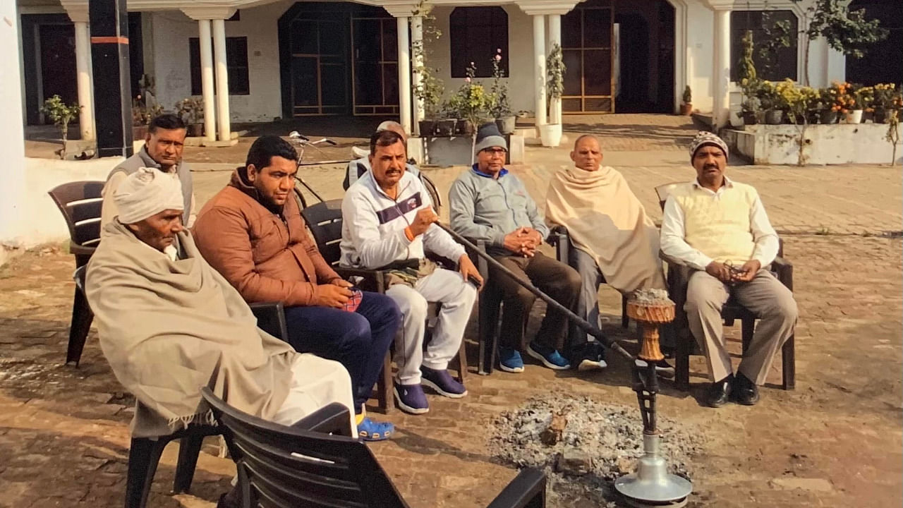Raju Ahlawat (holding the hookah) with his friends in Bhainsi. Photo by author