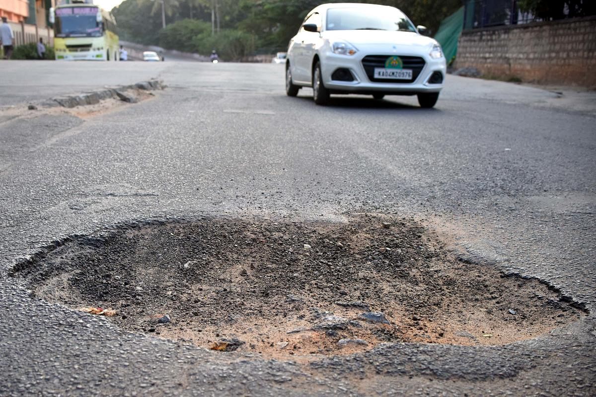 A pothole at Loop Road, off Race Course Road, Gandhinagar, Bengaluru, on January 27, 2022. Credit: DH Photo/Pushkar V