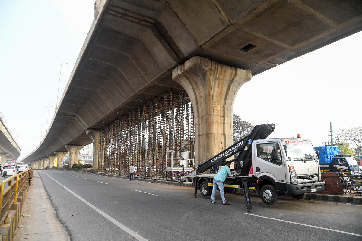 The NHAI hasn't been able to complete the repairs on the Goraguntepalya-Peenya flyover, which has remained shut since December 25, 2021. Credit: DH file photo/B H Shivakumar