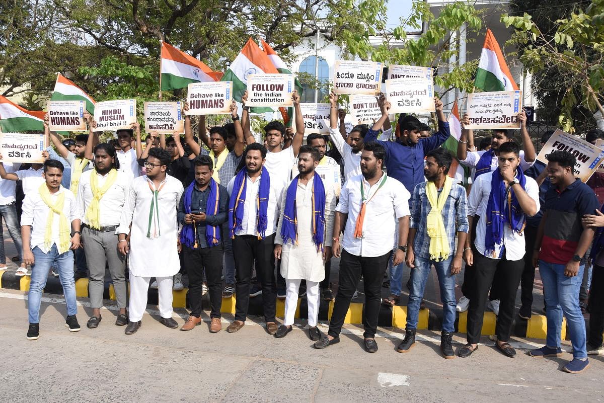 Members of the NSUI Dakshina Kannada unit stage a protest against the pelting of stonesat colleges, the insult to flag post and the violence on college campuses, in front of Mini Vidhana Soudha in Mangaluru. DH Photo