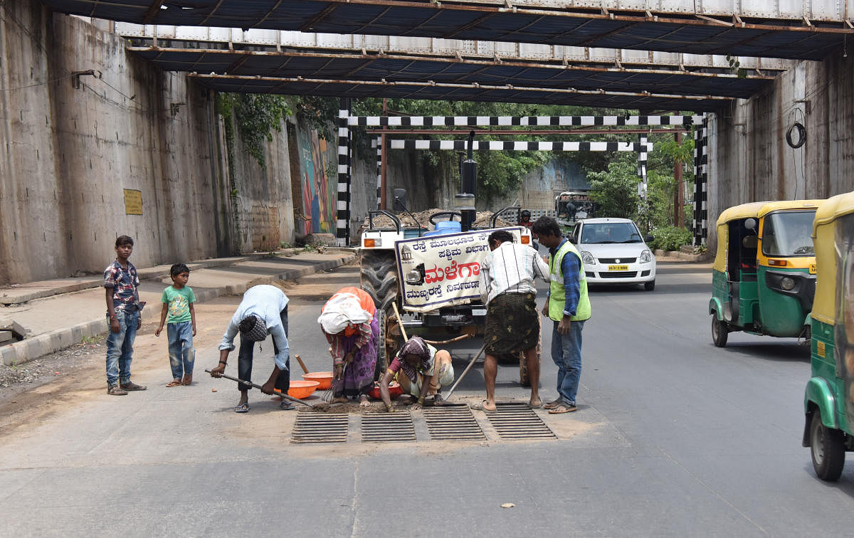 The civic body has set aside Rs 15 lakh per ward to employ labourers, a tractor, and a driver round the year to attend to local works. Credit: DH FILE/Janardhan B K