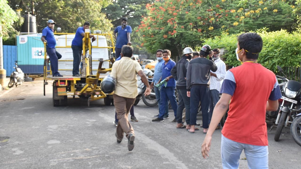 The towing of vehicles from no-parking zones is now suspended till a fresh Standard Operating Procedure (SOP) shapes up. Credit: DH Photo/BK Janardhan