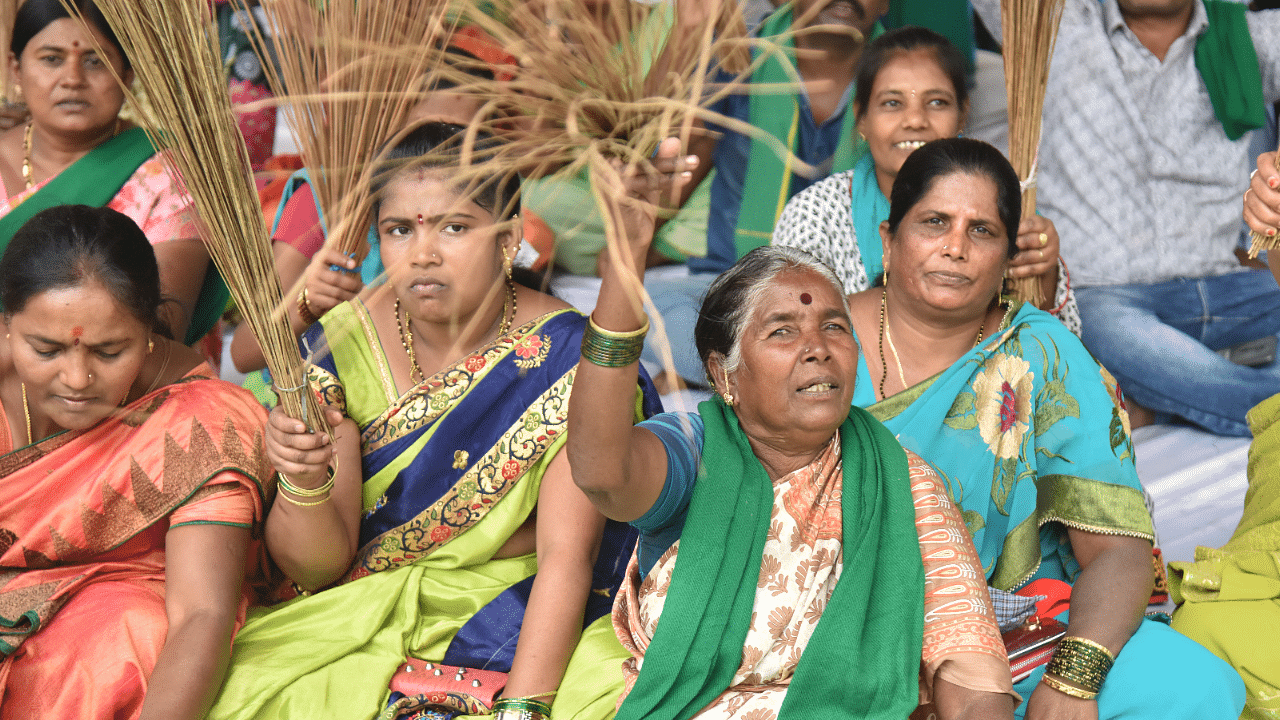 File photo of farmers protesting the delay in PRR project in front of the BDA office. Credit: DH Photo