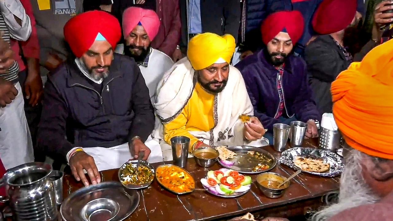 Punjab CM Charanjit Singh Channi eats at a dhaba during an election rally. Credit: PTI Photo