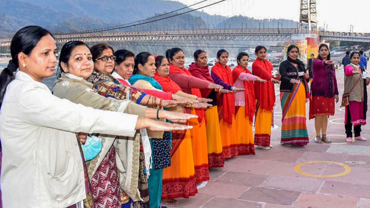 People take a pledge to vote in the upcoming Uttarakhand Assembly elections, in Rishikesh. Credit: PTI Photo